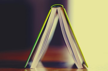 Geöffnetes umgedrehtes Buch mit Durchblick