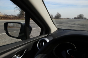 Auto in panne a bordo strada aspetta il soccorso stradale