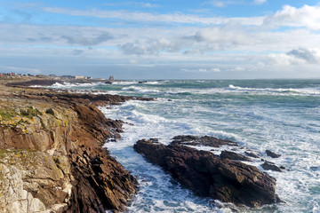 Obraz premium Waves and Foam on the Quiberon wild coast