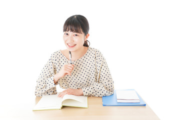 机で勉強をする若い女性