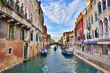 Obraz na płótnie Canvas Vintage buildings along the canal in Venice, Italy