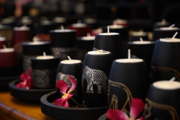 detalle de bonitas velas con elefantes en un mercado de Tailandia