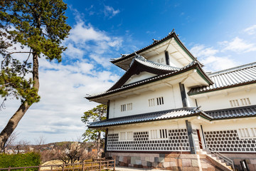 Fototapeta premium Kanazawa Castle on a clear blue sky showing the Hashizume-mon Tsuzuki Yagura watchtower, Ishikawa prefecture, Japan.