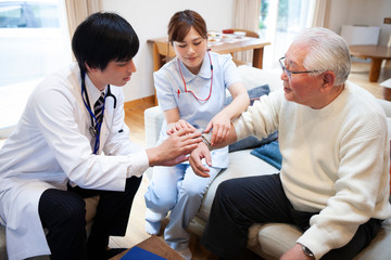Fototapeta premium 血圧を測る看護師と医師
