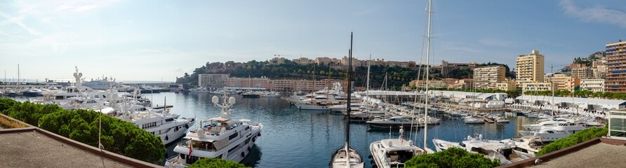 Fototapeta na wymiar Vista panoramica del impresionante puerto deportivo de Monaco en primavera