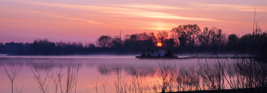 Alba sul fiume Po