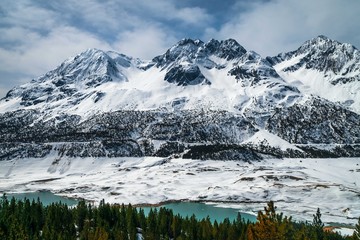 Montagne innevate e diga