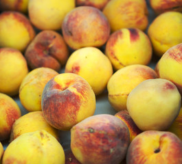 Fototapeta na wymiar Close-up view of organic peaches in supermarket.