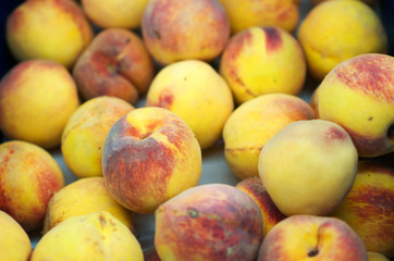 Fototapeta na wymiar Close-up view of organic peaches in supermarket.