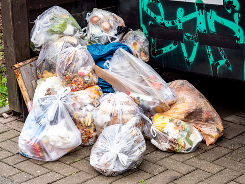 Viele M&uuml;lls&auml;cke auf einen Haufen