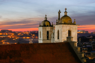Obraz premium Campanarios al atardecer de la iglesia de San Lorenzo de Oporto (portugués: Igreja São Lourenço) también conocido como convento de los grillos..