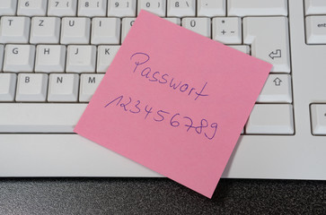 Note with the german word for password on a computer keyboard