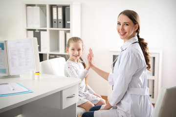 Fototapeta premium Children's doctor working with little patient in clinic