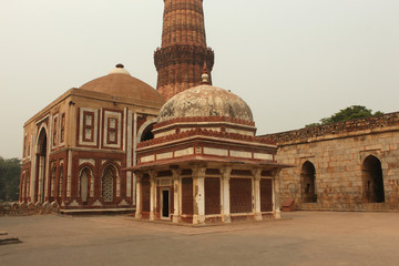 Obraz premium Alai gate and Qutub Minar, Delhi, India