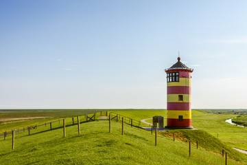 Pilsumer Leuchtturm auf dem Deich bei Pilsum, Ostfriesland, Niedersachsen, Deutschland 