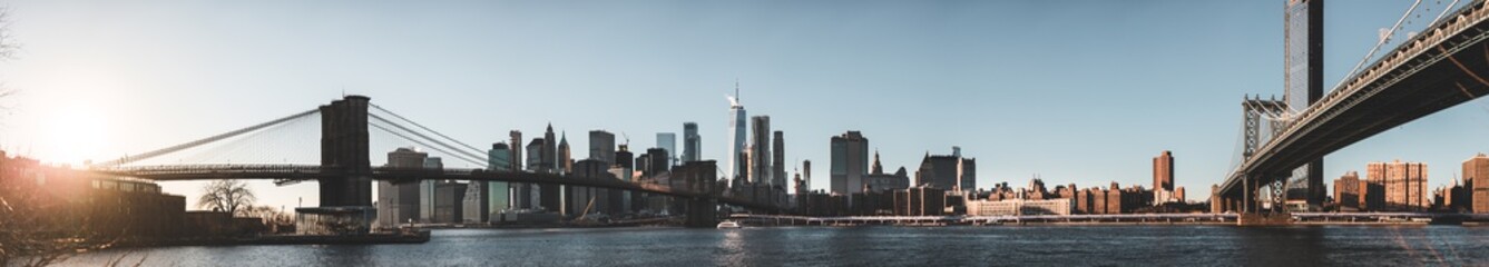 Fototapeta premium Panorama über Manhattan im Sonnenuntergang 