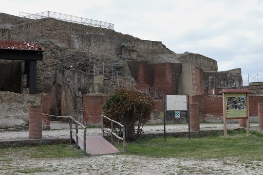 Napoli - Scorcio del Teatro Odeion nella Villa Imperiale di Pausilypon