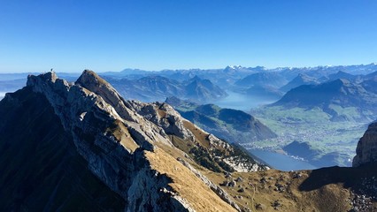 Vista del lago de Lucerna desde el monte pilatus un dia soleado de otoño