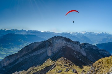 Parapente sobrevolando la zona del monte pilatus cerca de la ciudad Suiza de Lucerna
