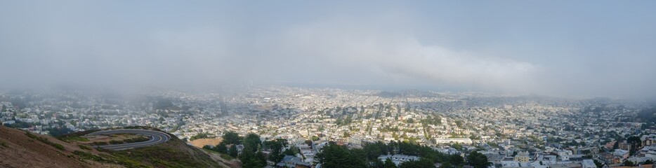 Fototapeta na wymiar Vista panoramica de San Francisco desde Twin Peaks con la niebla acercandose
