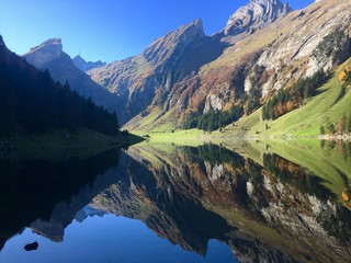 Naklejka na ściany i meble Vista de la montaña del Santis con el Lago Seealp en la zona de Appenzell en Suizaa