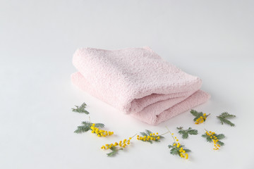 ピンクのタオルとミモザの花