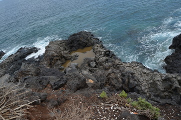 Ocean obmywający wulkaniczne skały