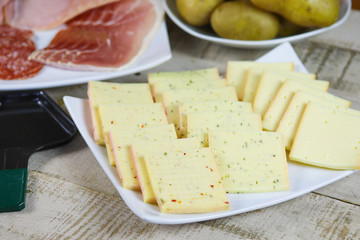fromage à raclette dans une assiette