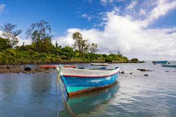 Fischerboot aus Holz an der Küste der Insel Mauritius