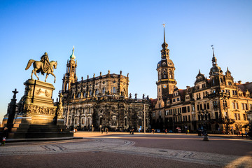 Fototapeta premium Dresden Theaterplatz z kościołem Hofkirche i pomnikiem króla Johanna