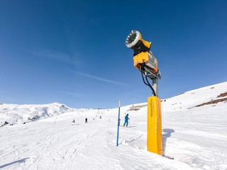 Maquina de nieve amarilla en la estacion de esqui de Flims Laax Falera en los alpes suizos