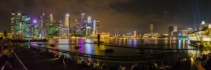 Skyline an der Marina Bay in Singapur am Abend