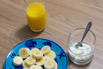café da manhã com banana iogurte e suco de laranja