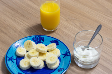 café da manhã com banana iogurte e suco de laranja