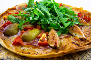 Pizza with figs, prosciutto and mozzarella