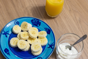 café da manhã com banana iogurte e suco de laranja