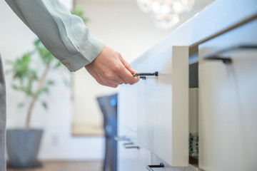 キッチンの引き出しを開ける女性の手元