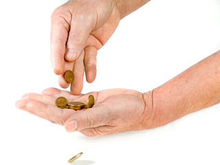 deux mains qui compte la monnaie