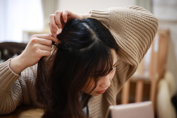 頭髪を気にする女性