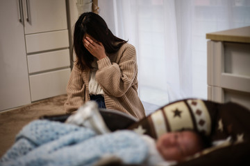 子育てに悩む母親