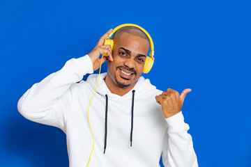 Naklejka premium African guy wearing a white sweatshirt