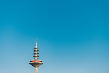 Frankfurt Fernsehturm vor blauen Himmel
