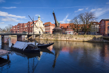 Historischer Hafen Hansestadt Lüneburg entzerrt sonnig
