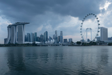 Obraz premium Singapore city scape landmark view at dusk.