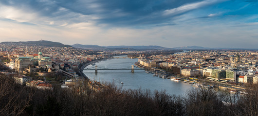 Fototapeta na wymiar panoramic view from Gellert Hill over Budapest and the Danube in beautiful evening light