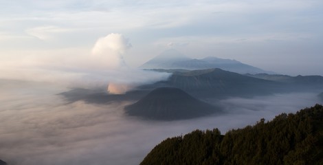 Vista panoramica del volcan de Bromo durante el amanecer en Java Indonesia