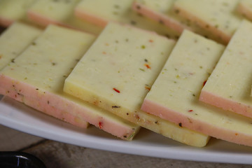 fromage à raclette dans une assiette
