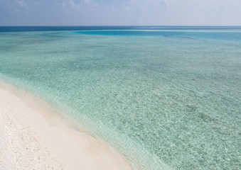 Pequeña playa del pacífico en Maldivas