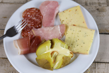 fromage à raclette fondu sur une pomme de terre