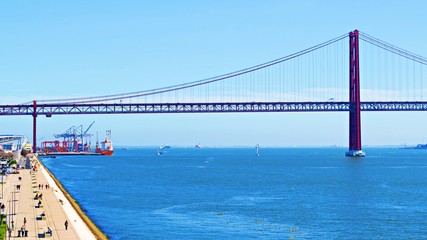 panorama del Ponte 25 aprile che attraversa il fiume Tago nel quartiere Belem di Lisbona in Portogallo. Il ponte collega la città di Lisbona alla città di Almada nel quartiere Setúbal
